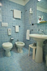 蒙法尔科内山姆酒店的蓝色瓷砖浴室设有卫生间和水槽
