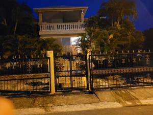 里奥圣胡安Casa Caleton的棕榈树屋前的大门