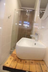 布隆方丹Nini's guest units的浴室配有白色水槽和淋浴。