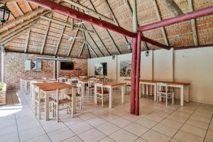 圣卢西亚St Lucia Safari Lodge Holiday Home的一间设有桌椅的用餐室和砖墙