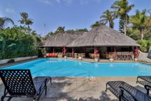 圣卢西亚St Lucia Safari Lodge Holiday Home的一个带游泳池和小屋的度假村