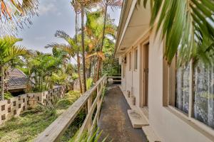 圣卢西亚St Lucia Safari Lodge Holiday Home的建筑旁有走道的房子