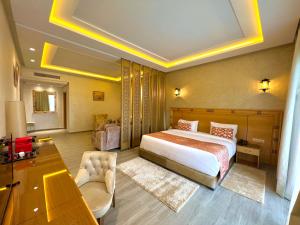 梅克内斯Z Hotel Meknes的配有一张床和一张书桌的酒店客房