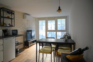 布鲁内特Amplio apartamento independiente con terraza的一间厨房,里面配有桌椅