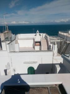 滨海波利尼亚诺La Dimora di Nonna Lucia的从建筑屋顶上可欣赏到海景