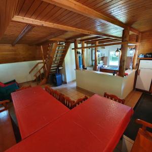 托普利察Doi Frati的享有带红色桌椅的用餐室的上方景致