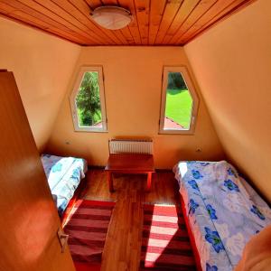 托普利察Doi Frati的小房间设有两张床,内有长凳