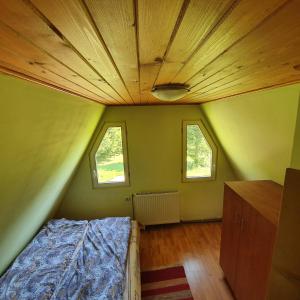 托普利察Doi Frati的一间卧室配有一张床,天花板配有窗户