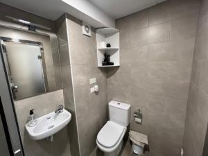 卢塞纳Apartment Lucena Park的浴室配有白色卫生间和盥洗盆。