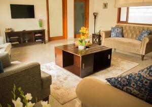 卡拉奇Hype Holiday Homes的带沙发和咖啡桌的客厅
