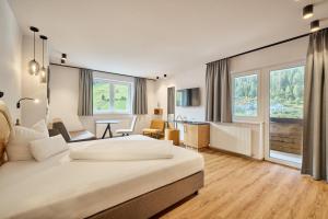考恩台尔Aktivhotel Feichtner Hof的酒店客房设有一张大床和一张书桌。
