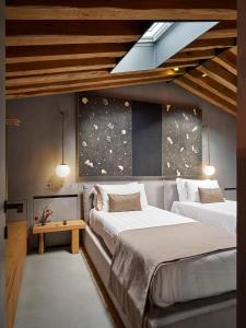 佛罗伦萨Fornace Suite的一间卧室设有两张床和天窗