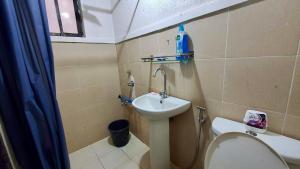 MarilaoBUDER TownHouse Lias Marilao Bulacan Philippines的一间带水槽和卫生间的小浴室