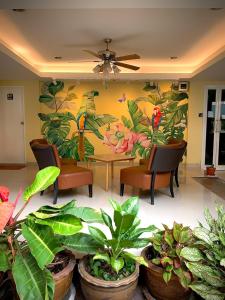 曼谷Salin Home Hotel Ramkhamhaeng的配有桌椅和植物的房间