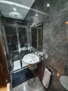 斯利马Seven的一间带水槽和淋浴的浴室