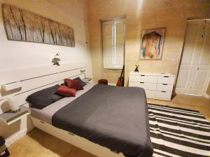 斯利马Seven的一间卧室配有一张特大号床和一张地毯。