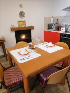 CraveggiaBella Vigezzo的厨房配有木桌、椅子和炉灶