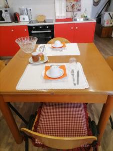 CraveggiaBella Vigezzo的一张木桌,上面有盘子的食物