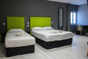 Porcieu-Amblagnieu索思的绿墙客房内的两张床