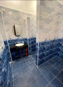 钦奈Mer Vue Villa, Kovalam, ECR, Chennai的一间带水槽和镜子的浴室