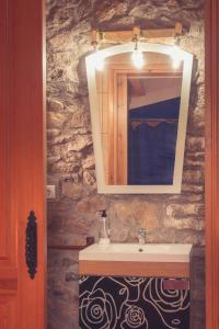 贝尔加Complex Rural Can Caubet的一间带水槽和镜子的浴室