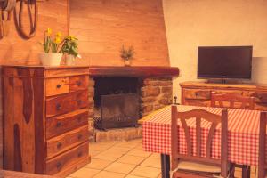 贝尔加Complex Rural Can Caubet的客厅配有桌子和壁炉