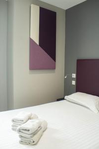 Porcieu-Amblagnieu索思的一间卧室配有一张带白色毛巾的床