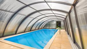 加茨比亚格拉Apartamenty Sun & Snow Villa Cztery Pory Roku的一个带拱形天花板的室内游泳池和一个游泳池