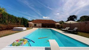 拉弗雷切La Templerie - Chambres d'hôtes的一座房子后院的游泳池