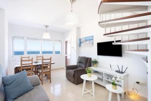 圭马尔港Home2Book Sea Front Duplex Terrace Pool的客厅配有沙发和桌子