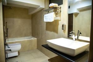 巴克塔普尔Hotel Traditional的一间带水槽、浴缸和卫生间的浴室