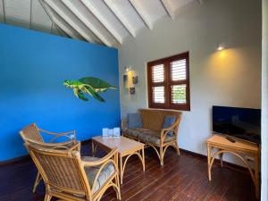 Sabana WestpuntWesthill Bungalows & Diving的客厅配有沙发和桌子