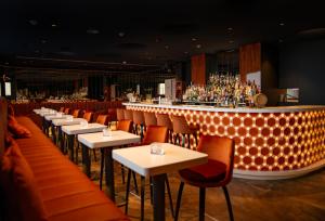 布拉格SKY SUITE HOTEL的一间带桌椅的餐厅和一间酒吧