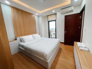 雅加达2 Bedrooms Permata Hijau Suites Apartment的一间小卧室,配有床和窗户