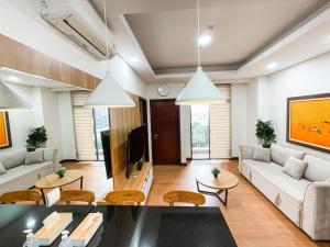 雅加达2 Bedrooms Permata Hijau Suites Apartment的客厅配有沙发和桌子