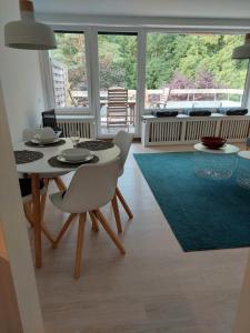 希察克尔Ferienwohnung in Hitzacker的一间带桌椅和大窗户的用餐室
