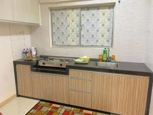 亚依淡9293 Taman Sri idaman的厨房配有炉灶、水槽和窗户。