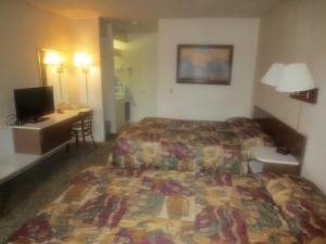 Grangeville城里人汽车旅馆的酒店客房设有两张床和电视。