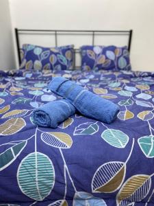 亚依淡9293 Asia的床上的蓝色毛巾