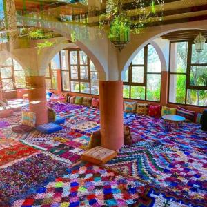 乌鲁卡ferme by Ikalimo的大型客房,设有色彩缤纷的地毯和窗户。