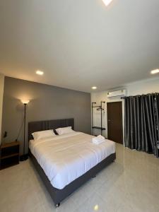 Ban Tha Phaesee-on place/สีอ่อนเพลส的卧室配有一张白色大床