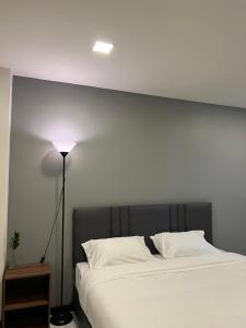 Ban Tha Phaesee-on place/สีอ่อนเพลส的卧室配有白色大床和灯