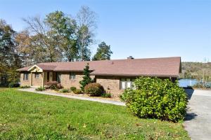 诺克斯维尔Melton Away - Knoxville/Oak Ridge的砖屋,有棕色屋顶