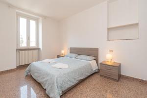布雷西亚Appartamento Piazza Garibaldi - F&L Apartment的一间卧室设有一张大床和两个床头柜