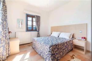 索瓦拉Iris - Διαμέρισμα σε πολυκατοικία ως ολόκληρος χώρος的一间卧室设有一张大床和一个窗户。