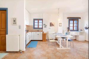 索瓦拉Iris - Διαμέρισμα σε πολυκατοικία ως ολόκληρος χώρος的厨房配有白色的桌椅和桌子