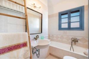 索瓦拉Iris - Διαμέρισμα σε πολυκατοικία ως ολόκληρος χώρος的白色的浴室设有水槽、浴缸和水槽。