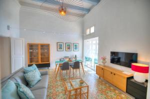 瓦莱塔Spacious maisonette with spectacular views IBRI1-1的客厅配有沙发和桌子
