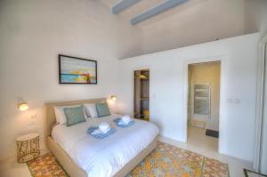 瓦莱塔Spacious maisonette with spectacular views IBRI1-1的一间卧室配有一张床,上面有两条毛巾