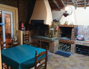 凡道Quinta Lameira do Vale的客厅设有砖砌壁炉和桌子